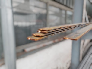 Öt szál 50x4 mm-es laposvas, szabálytalanul elrendezve - kismetalvasker.hu