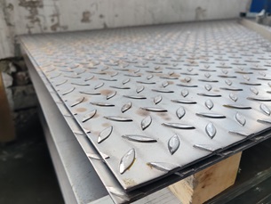 Két tábla 1250x2500x3 mm-es bordás acéllemez, alatta egyéb lemezekkel - kismetalvasker.hu