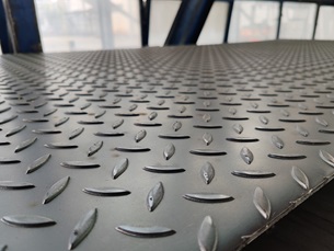 Egy tábla 1250x2500x5 mm-es bordás acéllemez - kismetalvasker.hu