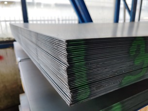 Egy raklap 1250x2500x3 mm-es melegen hengerelt vaslemez - kismetalvasker.hu