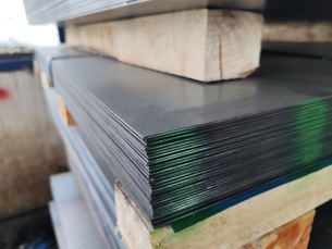 Egy raklap 1250x2500x2 mm-es melegen hengerelt vaslemez - kismetalvasker.hu