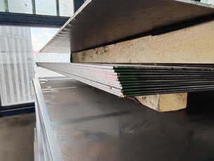 Pár db 1500x3000x2 mm-es melegen hengerelt vaslemez raklapon, más lemezek közt - kismetalvasker.hu