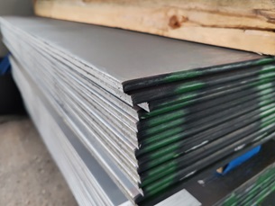 Egy raklap 1250x2500x8 mm-es melegen hengerelt acéllemez - kismetalvasker.hu